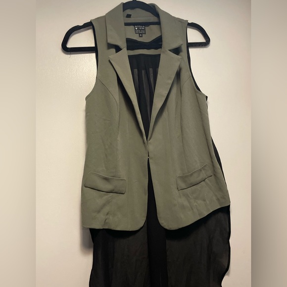 Guess Green Single Clasp Vest with Longer Sheer back Size Medium - Picture 1 of 5